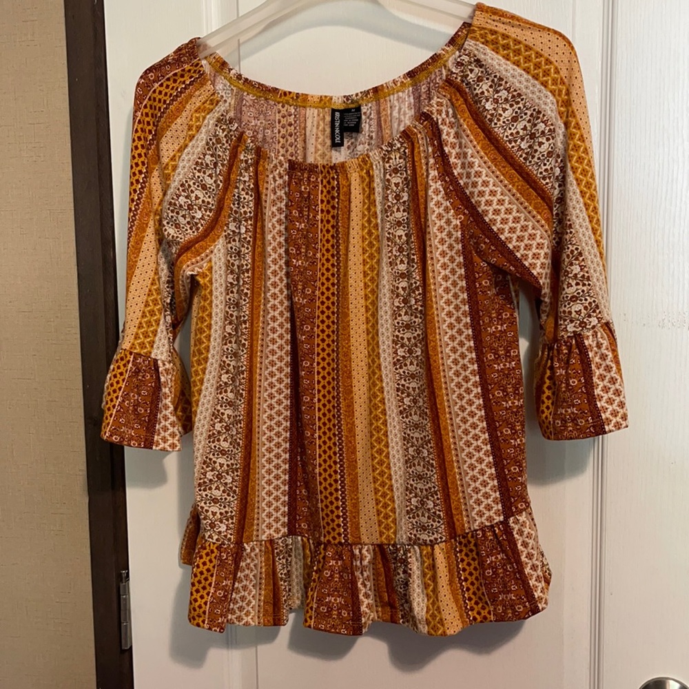 Beautiful bell sleeve top. Great for fall!! Medium